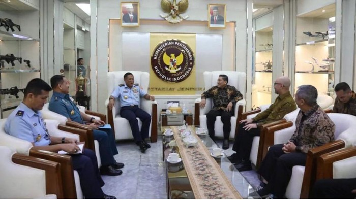 Sekretaris Jenderal Kementerian Pertahanan Marsdya TNI Donny Ermawan Taufanto menerima kunjungan Ketua Majelis Biro Klasifikasi Indonesia (BKI) Laksamana TNI (Purn) Marsetio di Kemhan, Jakarta, Selasa (11/7/2023). Dalam kunjungan tersebut, PT BKI sebagai BUMN Induk Holding ID Survey, memperkenalkan Sertifikasi berstandar Internasional bagi Produk Alutsista buatan industri pertahanan, khususnya Tentara Nasional Indonesia (TNI).
