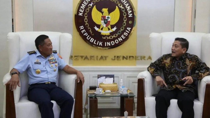 Momen Kemhan Terima Kunjungan Ketua Majelis Biro Klasifikasi Indonesia Sekretaris Jenderal Kementerian Pertahanan Marsdya TNI Donny Ermawan Taufanto menerima kunjungan Ketua Majelis Biro Klasifikasi Indonesia (BKI) Laksamana TNI (Purn) Marsetio di Kemhan, Jakarta, Selasa (11/7/2023). Dalam kunjungan tersebut, PT BKI sebagai BUMN Induk Holding ID Survey, memperkenalkan Sertifikasi berstandar Internasional bagi Produk Alutsista buatan industri pertahanan, khususnya Tentara Nasional Indonesia (TNI).
