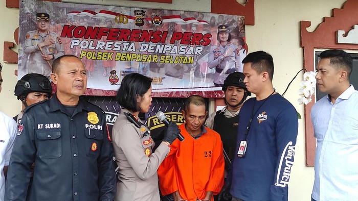 Mulyadi, pemulung yang mencuri sepeda motor di lima TKP demi nafkahi anak istri di Jember dihadirkan saat konferensi pers di Polsek Denpasar Selatan, Sabtu (15/7/2023). (I Wayan Sui Suadnyana/detikBali).