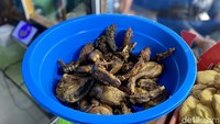 Warung bebek Madura ini selalu jadi andalan banyak orang. Maka tak heran jika warung ini bisa habiskan sekitar 80-90 ekor bebek dalam sehari. Foto: detikcom/Riska Fitria