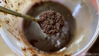 Tomi mengatakan bahwa tak semua orang Madura bisa membuat bumbu hitam tersebut. Bumbunya dimasak bisa sampai 4 jam, sampai jadi warna hitam kayak gini, tuturnya sambil. Foto: detikcom/Riska Fitria