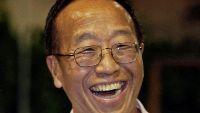 FILE PHOTO: Hotel and property tycoon Ong Beng Seng watches the second practice session for the Singapore F1 Grand Prix, September 26, 2008. The Singapore GP on Sunday will be F1s first night race, the first to be held on the island state and the first on an Asian street circuit.     REUTERS/Bazuki Muhammad (SINGAPORE)/File Photo