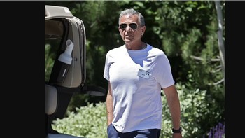 CEO Disney, Bob Iger, memakai kaus putih dan celana pendek. Konferensi ini dimulai pada tahun 1982, dan pada awalnya sang penggagas Herbert Allen, yang ikut mendirikan Allen & Company dengan saudara laki-lakinya Charles, harus memohon pada para undangan untuk datang. Foto: Getty Images