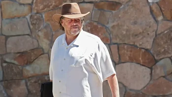 CEO Salesforce Marc Benioff tampaknya cukup berkomitmen pada suasana Barat di tempat konferensi, di mana dia memakai topi koboi. Foto: Getty Images