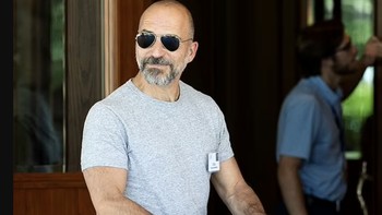 Kalau ini adalah CEO Uber Dara Khosrowshahi yang tampil stylish dengan kacamata hitam. Foto: Getty Images