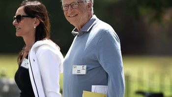 Terlihat pula pendiri Microsoft Bill Gates. Ia datang bersama kekasihnya, Paula Hurd. Seperti diketahui, Bill Gates telah bercerai dengan Melinda Gates. Foto: Getty Images