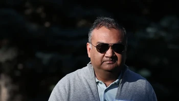 Neal Mohan selaku CEO YouTube berpakaian biasa saja. Penampakan awal dari beberapa pemimpin teknologi, media, dan bisnis paling kuat di dunia ini hanya awal dari berbagai seminar, pertemuan, dan lobi yang semuanya dilakukan secara tertutup. Kadang juga terjadi deal di balik layar. Mereka membicarakan pula isu-isu terkini yang terjadi di dunia. Foto: Getty Images