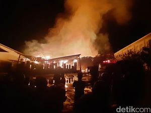 Pabrik Kertas di Jalan Kudus-Pati Jekulo Terbakar!