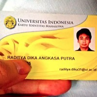 Raditya Dika memperlihatkan kartu mahasiswanya saat kuliah di Universitas Indonesia. Wajah Raditya Dika juga tak banyak berubah dengan model rambut tebal. Foto: Instagram @raditya_dika