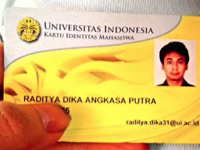 Pasfoto Selebriti Saat Masih Kuliah