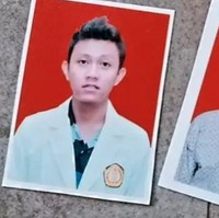 Denny Caknan yang telah menikahi Bella Bonita terlihat berbeda dalam pasfoto kuliah dulu, terutama tatanan gaya rambutnya yang dibuat jambul. Foto: Instagram @njanatunsiti