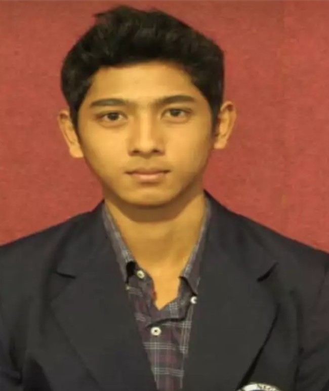 Bagaimana dengan penampilan Arya Saloka saat kuliah dulu ya? Ini dia potret pasfoto Arya Saloka ketika kuliah yang terlihat polos dengan gaya rambut jambul menggunakan jas almamater Universitas Negeri Malang. Foto: Twitter @NurinNazlah7