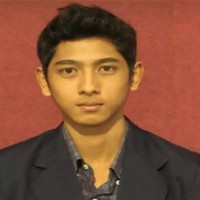 Bagaimana dengan penampilan Arya Saloka saat kuliah dulu ya? Ini dia potret pasfoto Arya Saloka ketika kuliah yang terlihat polos dengan gaya rambut jambul menggunakan jas almamater Universitas Negeri Malang. Foto: Twitter @NurinNazlah7