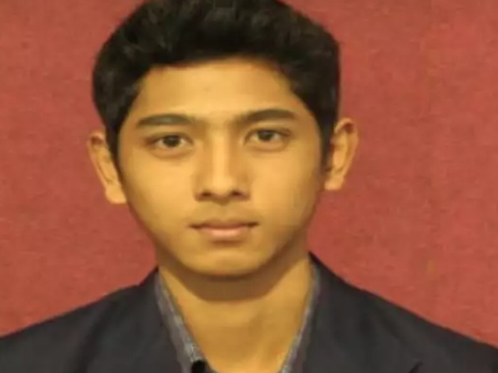 Pasfoto Selebriti Saat Masih Kuliah