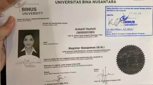 Ini merupakan pasfoto Ashanty setelah menyelesaikan pendidikan di Universitas Bina Nusantara (Binus). Wajahnya dulu tampak tidak begitu berbeda dengan sekarang yang awet muda. Foto: Instagram @ashanty_ash 