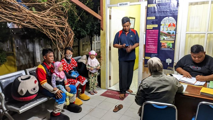 Pasutri Pengamen Badut diamankan Satpol PP Bontang, Uang Dipakai Nginap di Hotel.