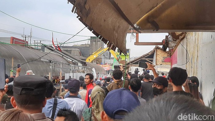 Pembongkaran Pasar Banjaran sempat memanas.