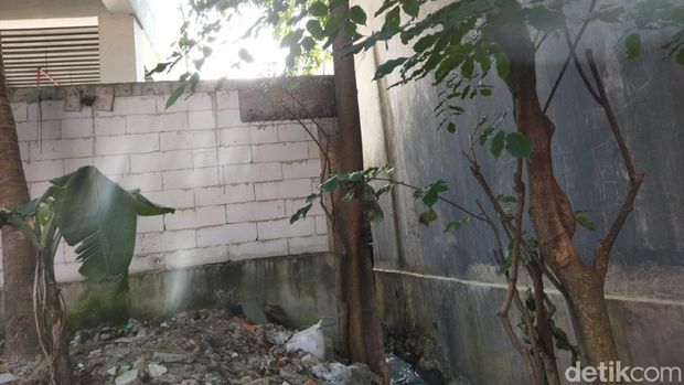 Penampakan Rumah Terimpit hotel di Bekasi (Fadil/detikcom).