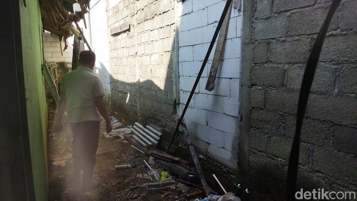 Penampakan Rumah Terimpit hotel di Bekasi (Fadil/detikcom).