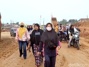 Dramatis, Ibu-ibu Tutup Proyek Tol Japek II Karena Tanahnya Belum Dibayar