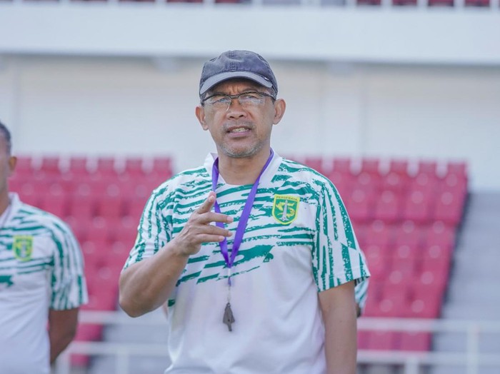 Persebaya akan bertandang ke kandang PSIS Semarang. Pelatih Persebaya Aji Santoso menargetkan skuad Bajul Ijo meraih minimal satu poin.
