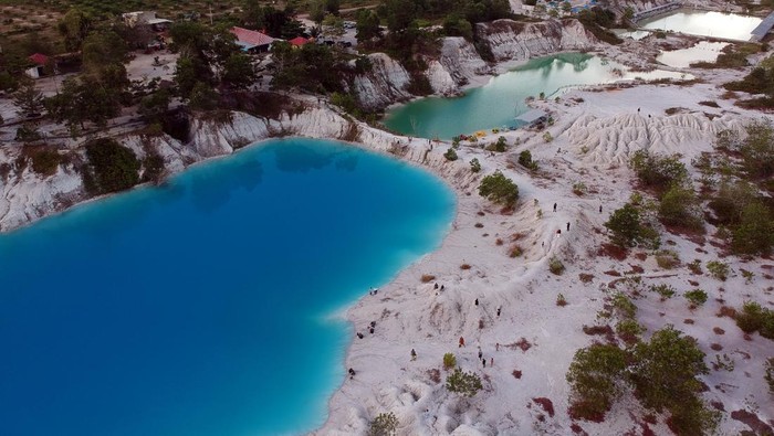 Foto udara memperlihatkan wisatawan menikmati keindahan alam Danau Kaolin di Kabupaten Bangka Tengah, Bangka Belitung, Minggu (9/7/2023). Danau Kaolin atau Camoi Aik Biru (kolam biru) itu merupakan bekas pertambangan bijih timah dan kaolin, saat ini dijadikan destinasi wisata unggulan di Bangka Belitung yang dikelola Badan Usaha Milik Desa (Bumdes) Nibung Jaya Abadi. ANTARA FOTO/Yulius Satria Wijaya/Spt.