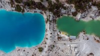 Foto udara memperlihatkan keindahan alam Danau Kaolin di Kabupaten Bangka Tengah, Bangka Belitung, Minggu (9/7/2023). 