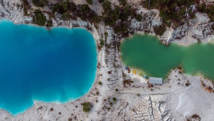 Foto udara memperlihatkan wisatawan menikmati keindahan alam Danau Kaolin di Kabupaten Bangka Tengah, Bangka Belitung, Minggu (9/7/2023). Danau Kaolin atau Camoi Aik Biru (kolam biru) itu merupakan bekas pertambangan bijih timah dan kaolin, saat ini dijadikan destinasi wisata unggulan di Bangka Belitung yang dikelola Badan Usaha Milik Desa (Bumdes) Nibung Jaya Abadi. ANTARA FOTO/Yulius Satria Wijaya/Spt.