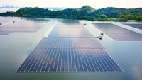 Untuk menghasilkan tenaga listrik yang diharapkan, Sembcorp membentangkan lebih dari 122 ribu panel surya di atas waduk yang terbagi atas 10 kelompok atau yang mereka sebut ‘pulau’. Foto: Dok. Sembcorp Solar Singapore