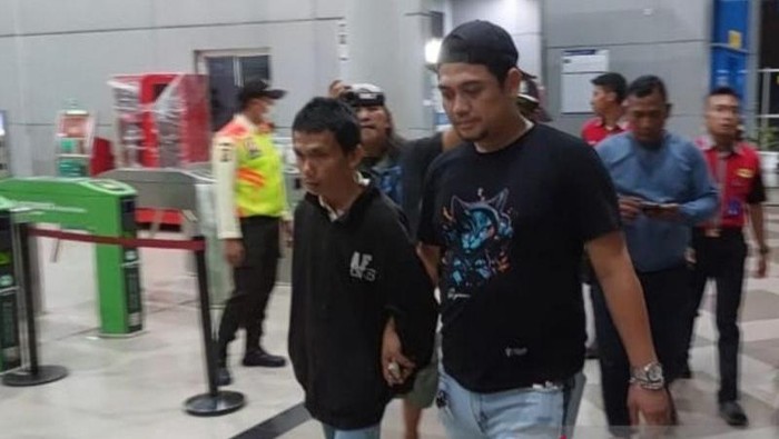 Polisi membekuk pria berinisial IK yang diduga melakukan pelecehan seksual di dalam kereta Commuter Line di Stasiun Buaran (ANTARA/Syaiful Hakim)