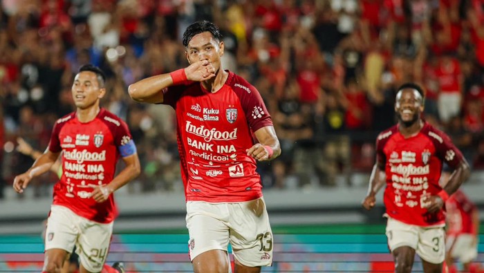 Potret pertandingan antara Bali United vs Madura United pada Sabtu (15/7) malam ini di Gianyar. (Bali United Official)