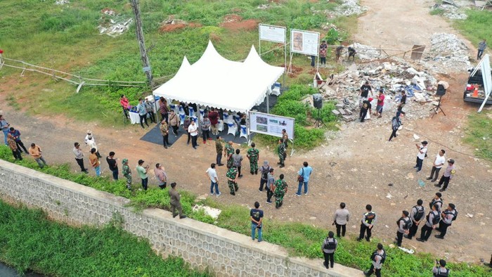 Sengketa memperebutkan kawasan Situ Cihuni sempat terjadi antara pemerintah dengan perusahaan swasta, PT Cihuni Mas. Akibat sengketa ini, kawasan situ seluas 32,34 hektar ini berkurang banyak.