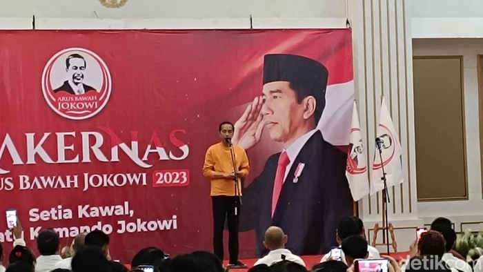 Presiden Joko Widodo (Jokowi) bertemu dengan relawan Arus Bawah Jokowi (ABJ). Jokowi mengaku senang karena sudah lama tak bertemu relawan. (Rizky AM/detikcom)