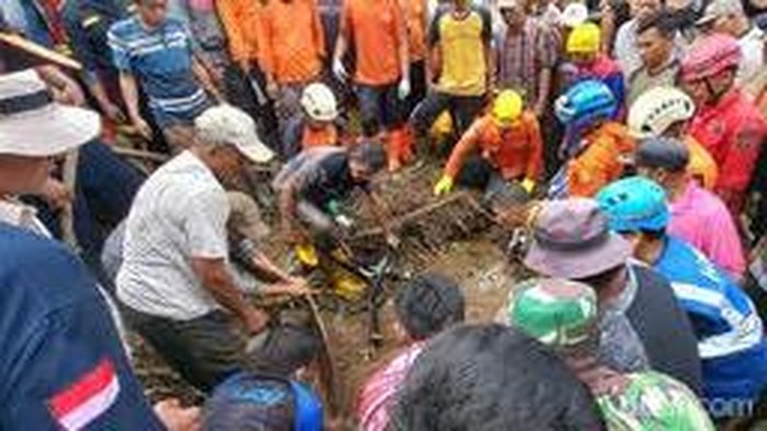 Proses evakuasi korban bencana longsor di Agam, Sumbar.