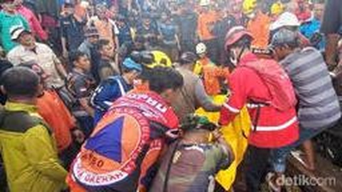 Proses evakuasi korban bencana longsor di Agam, Sumbar.
