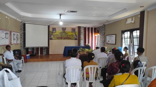 Prosesi pernikahan pasangan pelajar pembuang bayi di Polsek Denpasar Selatan, Sabtu (15/7/2023). (I Wayan Sui Suadnyana/detikBali)