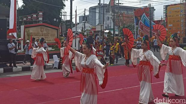 Ragam seni budaya nusantara di karpet merah Blitar Ethnic National (BEN) Carnival memukau warga Blitar.