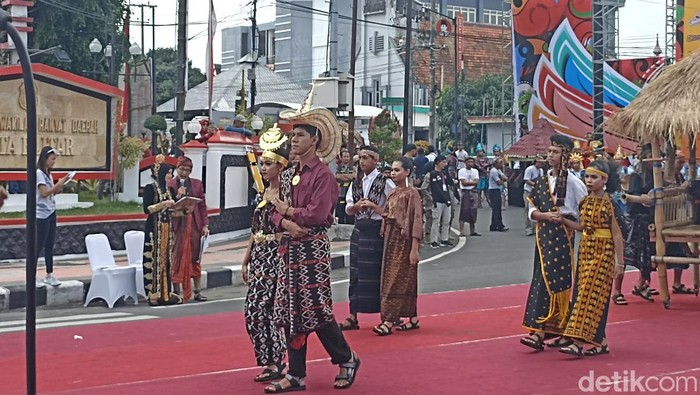 Ragam seni budaya nusantara di karpet merah Blitar Ethnic National (BEN) Carnival memukau warga Blitar.