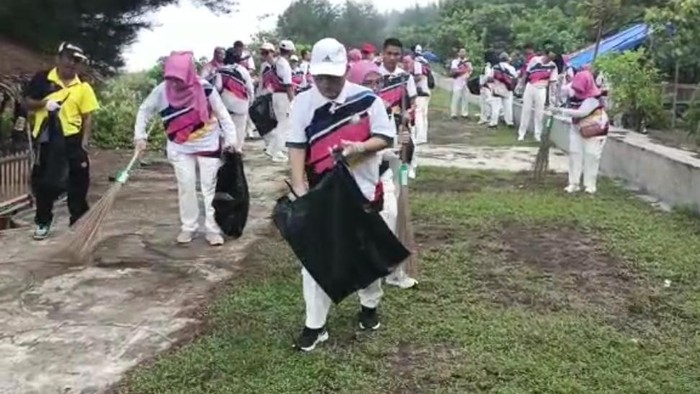 Ramai-ramai jaksa kutip sampah di Pantai Panjang Bengkulu