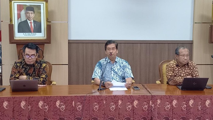 Rektor UNS Prof Jamal Wiwoho saat konferensi pers di Rektorat UNS, Sabtu (15/7/2023).