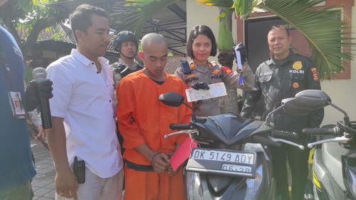 Rizka Efendi, pencuri sepeda motor teman dekatnya yang seorang transgender waria dihadirkan saat konferensi pers di Polsek Denpasar Selatan, Sabtu (15/7/2023). (I Wayan Sui Suadnyana/detikBali).
