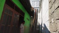 Sebuah rumah milik pasangan lansia, Ngadenin dan Nur, tidak memiliki akses keluar-masuk. Foto: Rumah terimpit hotel di Bekasi (Fadil/detikcom)