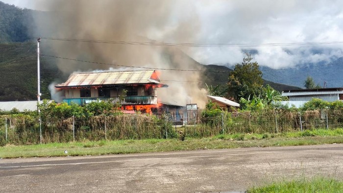 Salah satu bangunan yang dibakar massa di Kabupaten Dogiyai, Papua Tengah.
