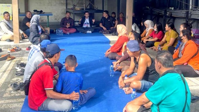 Guna meringankan korban bencana banjir dan longsor di Tabanan, Bali, bantuan paket sembako untuk para korban pun disalurkan demi meringankan penderitaan masyarakat. Ini potretnya.