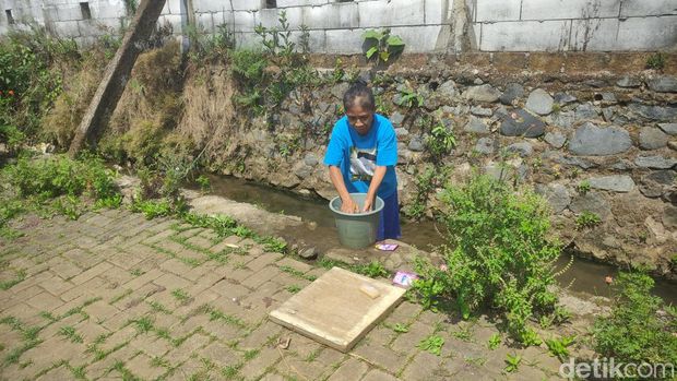 Samiati tinggal di gubuk bekas penampungan sampah