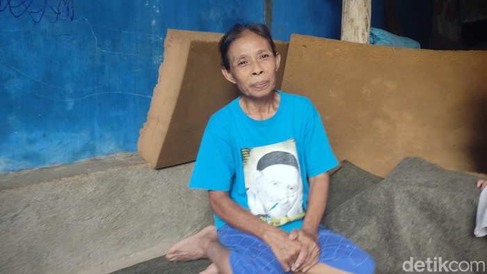Samiati tinggal di gubuk bekas penampungan sampah