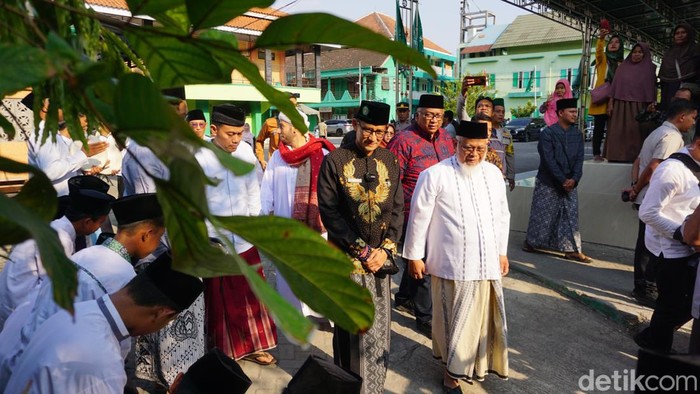 Sandiaga Uno berkunjung ke Ponpes Mambaul Maarif Jombang untuk mencari berkah ulama.
