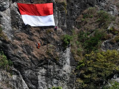 Sang Merah Putih Berkibar di Tebing Lereng Wilis