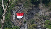 Pegiat panjat tebing membuat jalur pengibaran bendera merah putih di sebuah tebing kawasan lereng Gunung Wilis, Kabupaten Madiun, Jawa Timur, Sabtu (15/7/2023). 