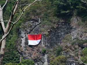 Jatim Rayakan HUT ke-80 RI dengan Pengibaran Merah Putih di Puncak Arjuno
